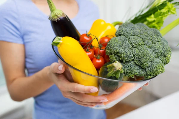 Primer plano de la mujer sosteniendo verduras en tazón — Foto de Stock