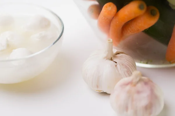 Close up of garlic, carrot and mozzarella cheese — Zdjęcie stockowe