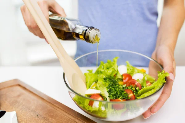 Close up de mulher cozinhar salada de legumes em casa — Fotografia de Stock