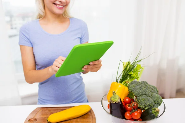 Nahaufnahme einer Frau, die zu Hause mit einem Tablet-PC kocht — Stockfoto