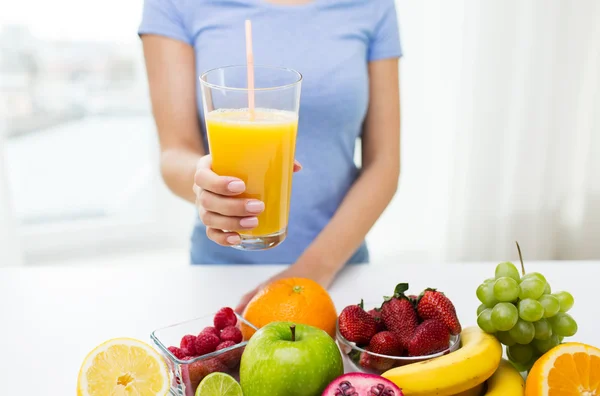 Dekat dengan wanita yang memegang jus jeruk dengan buah-buahan — Stok Foto