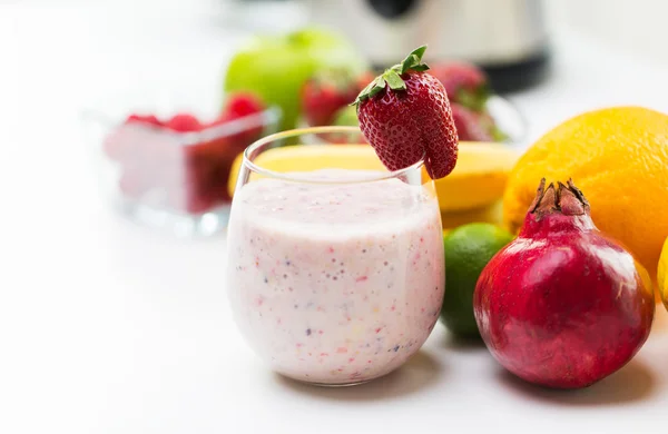 Nahaufnahme von Glas mit Milchshake und Früchten — Stockfoto