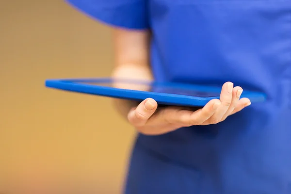 Detailní záběr ženského lékaře nebo zdravotní sestra s tablet pc — Stock fotografie