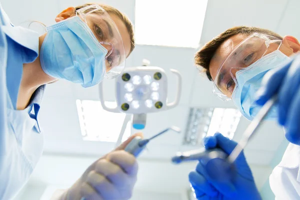 Крупним планом стоматолог і асистент стоматологічної клініки — стокове фото