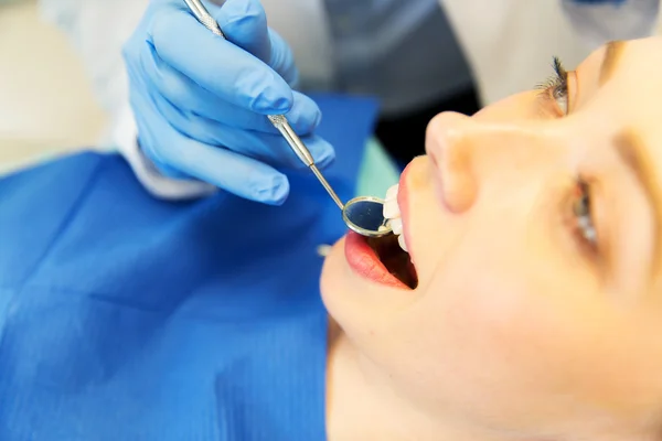 Ο οδοντίατρος εξετάζει γυναίκα ασθενή δόντια σε κοντινό πλάνο — Φωτογραφία Αρχείου
