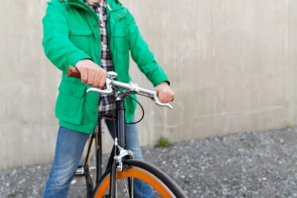 Primer plano del hombre con la bicicleta de engranaje fijo en la calle — Foto de Stock