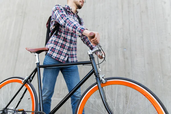 Hipster hombre con bicicleta de engranaje fijo y mochila — Foto de Stock