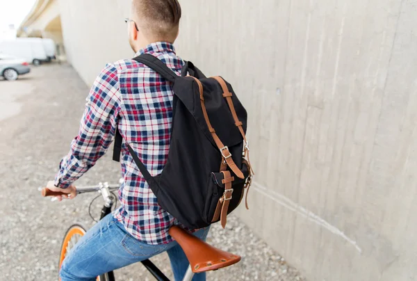 Homem hipster com bicicleta de engrenagem fixa e mochila — Fotografia de Stock