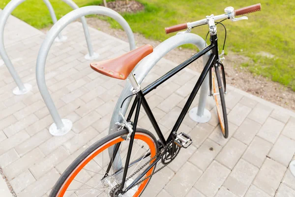 Nahaufnahme eines Fahrrads mit festem Gang auf einem Straßenparkplatz — Stockfoto
