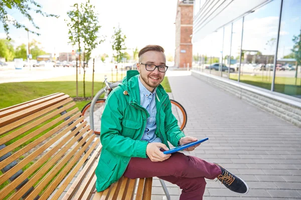 Gelukkig jonge hipster man met tablet pc en fiets — Stockfoto