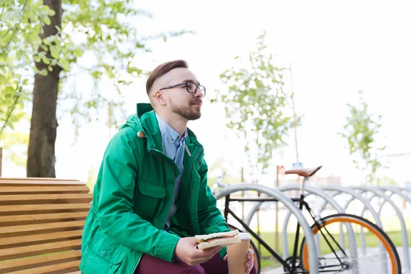 Feliz joven hipster hombre con bicicleta de engranaje fijo —  Fotos de Stock