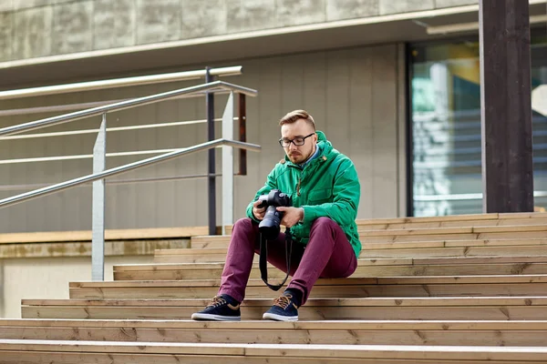 도시에서 디지털 카메라와 함께 젊은 hipster 남자 — 스톡 사진