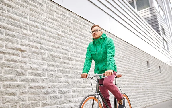 Hombre joven hipster montar bicicleta de engranaje fijo —  Fotos de Stock