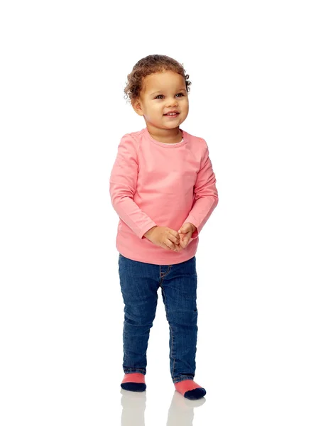 Lachende mooie kleine baby meisje wandelen — Stockfoto