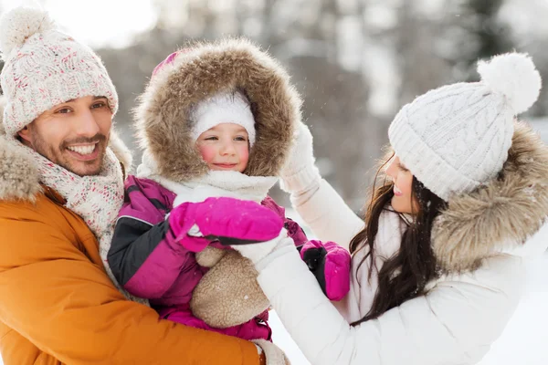 Glückliche Familie mit Kind in Winterkleidung im Freien — Stockfoto