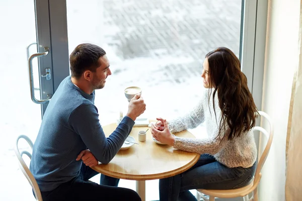 Casal feliz beber chá e café no café — Fotografia de Stock