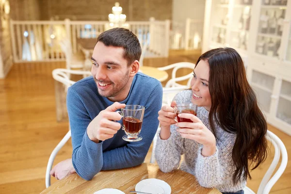 カフェでお茶を飲む幸せなカップル — ストック写真