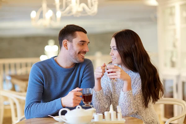 Casal feliz beber chá no café — Fotografia de Stock