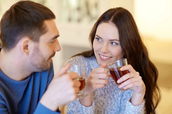 Счастливая пара пьет чай в кафе — стоковое фото
