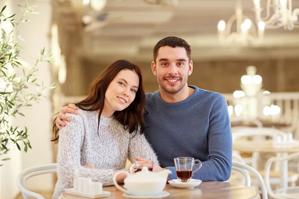 Casal feliz beber chá no restaurante — Fotografia de Stock