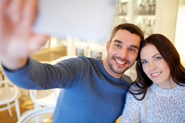 Pareja tomando selfie smartphone en el restaurante cafetería —  Fotos de Stock