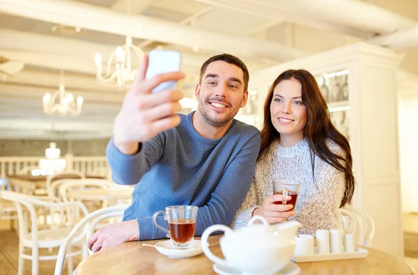 Casal tomando selfie smartphone no restaurante café — Fotografia de Stock