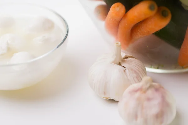 Primer plano de ajo, zanahoria y queso mozzarella Imágenes de stock libres de derechos