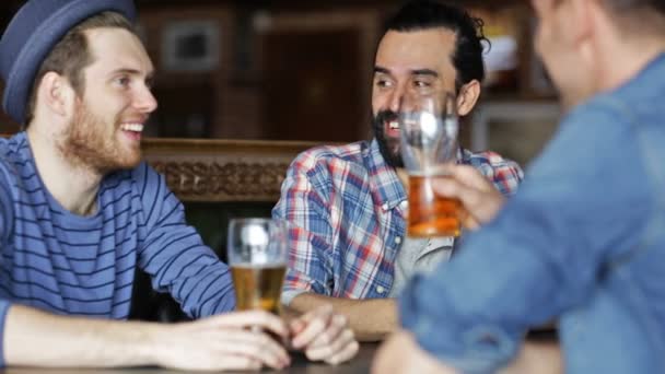 Happy manliga vänner dricka öl på baren eller pub — Stockvideo