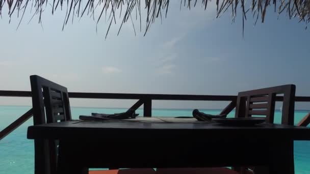 海が見渡せるテーブルと屋外レストランのテラス — ストック動画