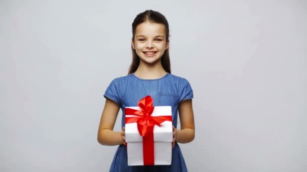 Gelukkig lachend meisje houden doos van de gift — Stockvideo