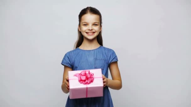Szczęśliwy uśmiechający się dziewczyna przytrzymanie pudełko — Wideo stockowe