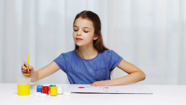 Pintura menina feliz com cor guache em casa — Vídeo de Stock