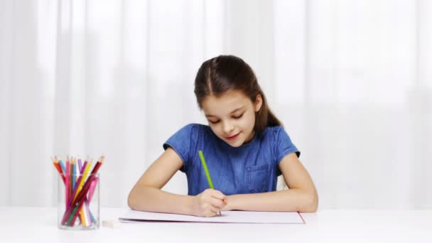 Dibujo de niña feliz con lápices de color en casa — Vídeos de Stock