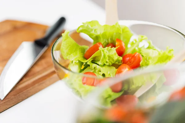 Primer plano de ensalada de verduras con tomate cherry — Foto de Stock