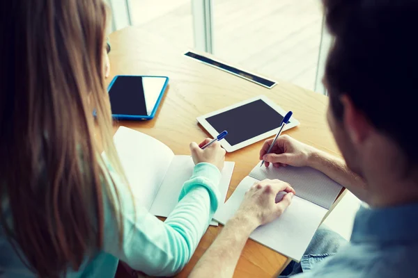 Schüler mit Tablet-PC schreiben auf Notebooks — Stockfoto