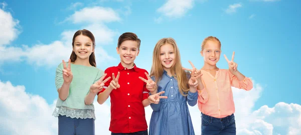 Niño feliz y las niñas mostrando la paz signo de mano — Foto de Stock