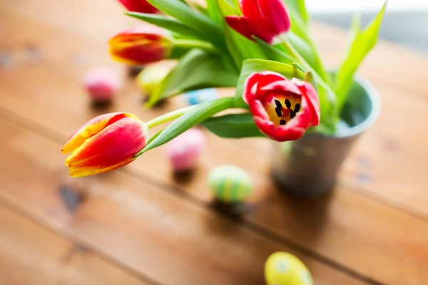 复活节彩蛋和存储桶中的花朵的特写 — 图库照片