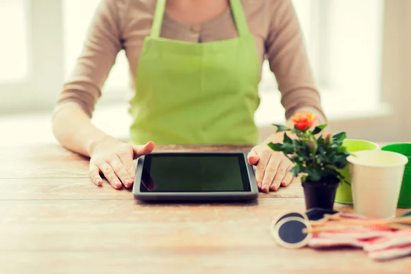Close up of woman or gardener with tablet pc — Stock Photo, Image