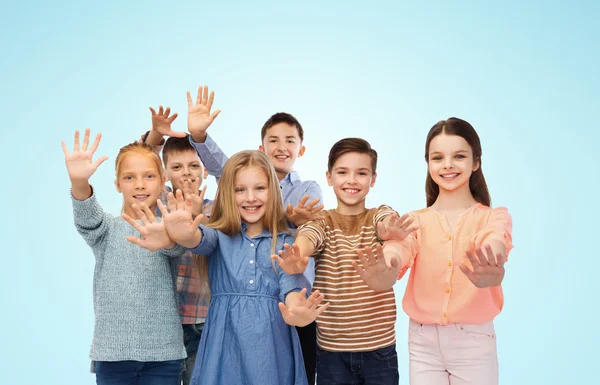 Niños felices saludando las manos —  Fotos de Stock