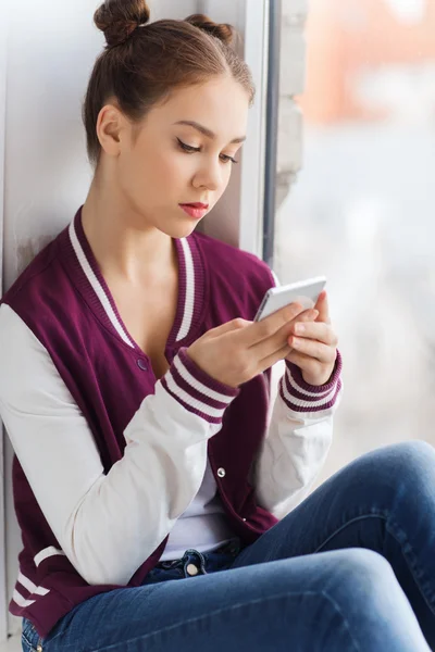 Triste bonita adolescente com mensagens de texto smartphone — Fotografia de Stock