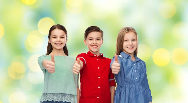 Niños felices mostrando pulgares hacia arriba —  Fotos de Stock