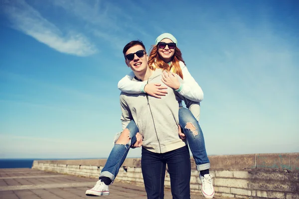 Happy teenage couple in shades having fun outdoors — Stock Photo, Image