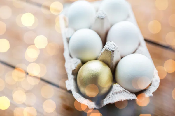Beyaz ve altın yumurta yumurta kutusundaki kapat — Stok fotoğraf