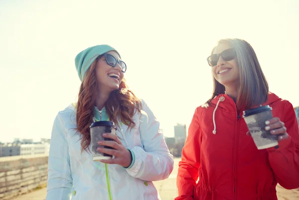 Happy dospívající dívky s šálky s kávou na ulici — Stock fotografie