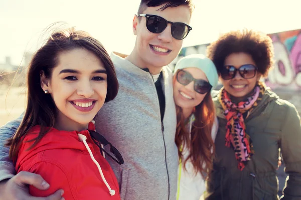 Amigos adolescentes felices en tonos abrazándose al aire libre — Foto de Stock