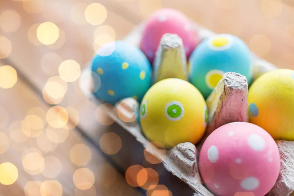 Primer plano de huevos de Pascua de colores en la caja de huevos —  Fotos de Stock