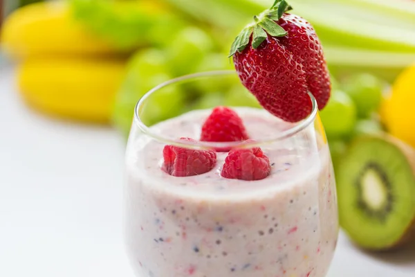 Close up of glass with milk shake and fruits — Stock Photo, Image