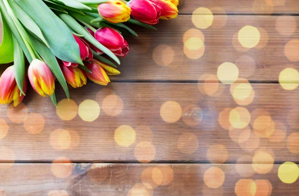 Gros plan de fleurs de tulipes sur une table en bois — Photo