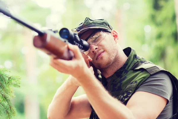 Jeune soldat ou chasseur armé en forêt — Photo