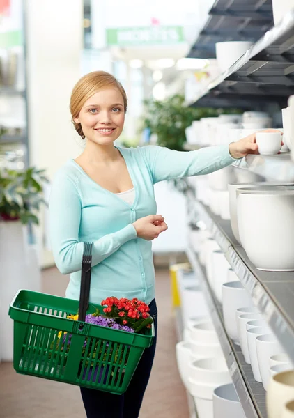 Mujer con cesta elegir maceta en la tienda — Foto de Stock